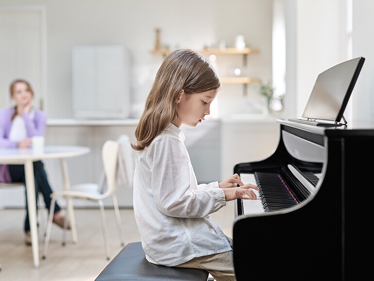 تمرین بچه روی پیانو دیجیتال یاماها Clavinova سری CLP-800